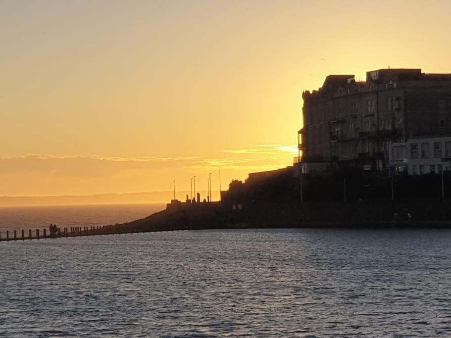 Modern Apartment With Stunning Sea View Weston-super-Mare Exterior foto